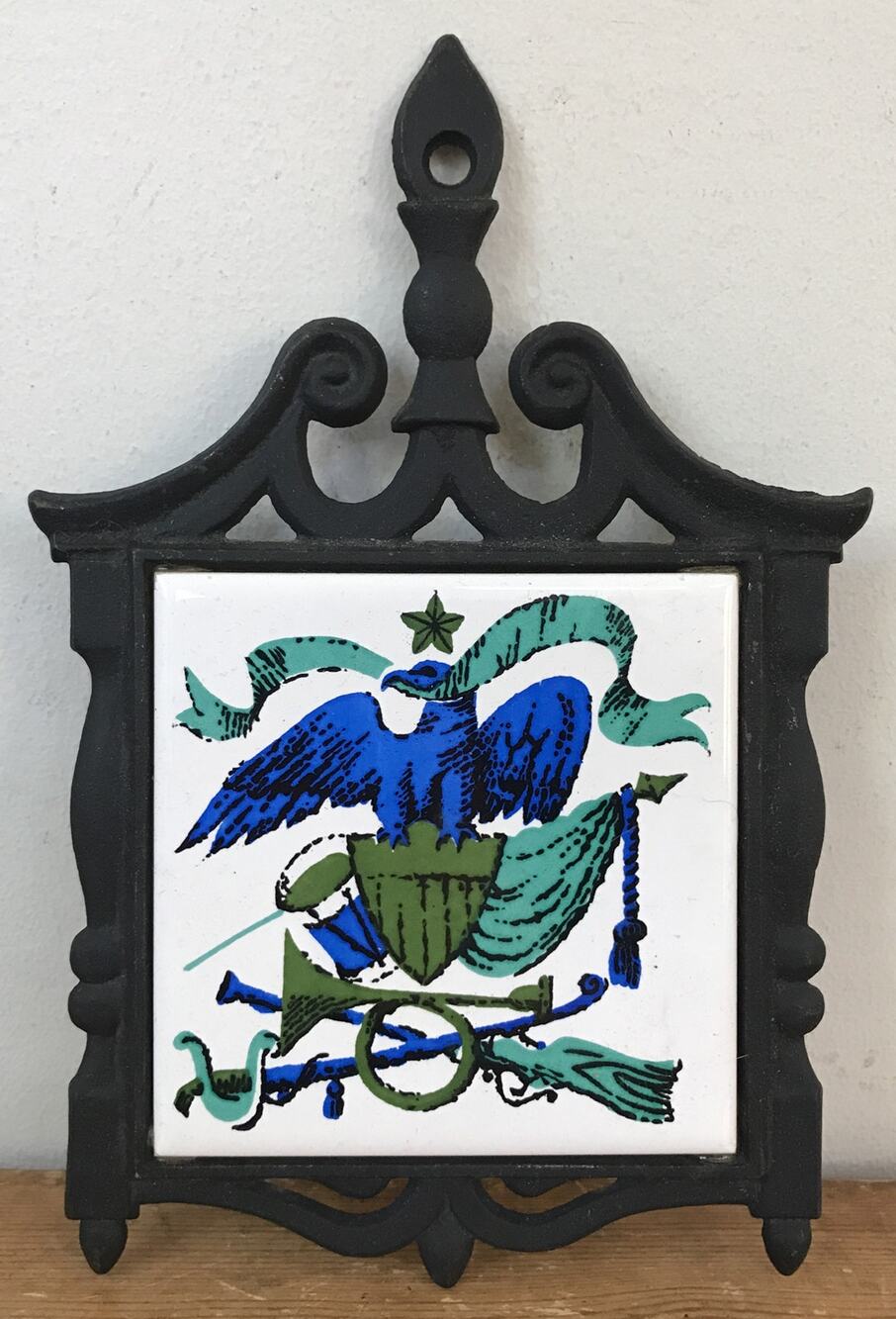 Vtg 70s Colonial Bicentennial Cast Iron Ceramic Tile Coat Of Arms Trivet Japan